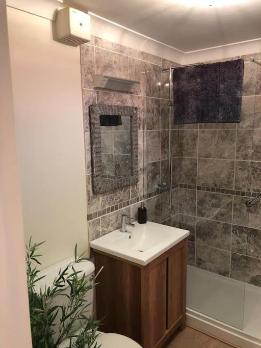 Luxury Ground Floor Flat Close To Apartment *