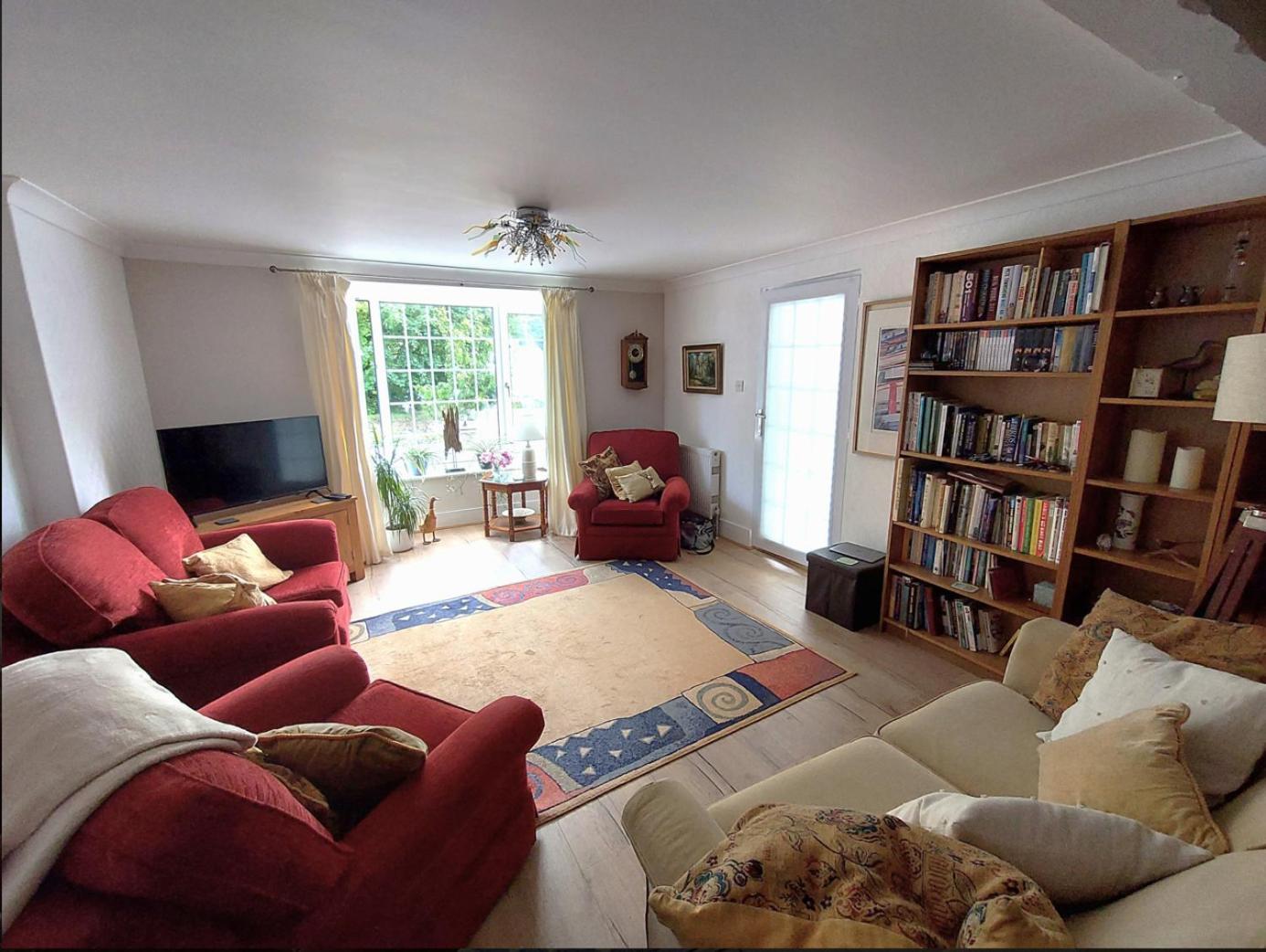 Luxury Ground Floor Flat Close To Apartment